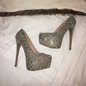 STEVE MADDEN silver studded pumps